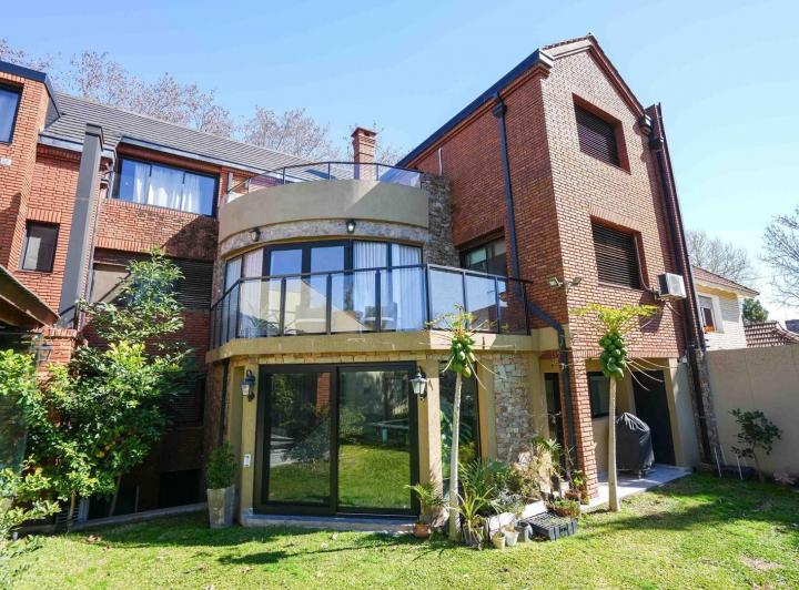Casa · 560m² · 7 Ambientes · 2 Cocheras