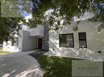 Casa · 320m² · 6 Ambientes · 4 Cocheras · Casa en Venta - 6 Ambientes - Gran Jardin - Pileta - Haras Santa Maria