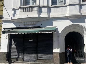 Local comercial · 67m² · 2 Ambientes · Excelente Local en Edificio de Categoría con Vivienda