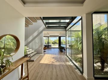 Casa · 408m² · 8 Ambientes · 4 Cocheras · Casa en Venta con 4 Dorm. en El El Golf, Nordelta