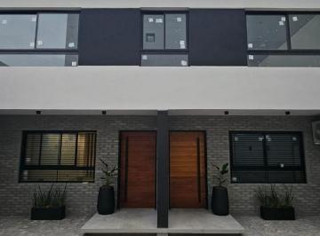 Casa · 160m² · 5 Ambientes · 1 Cochera · Triplex Premium a Estrenar 5 Ambientes - Cochera - Jardin