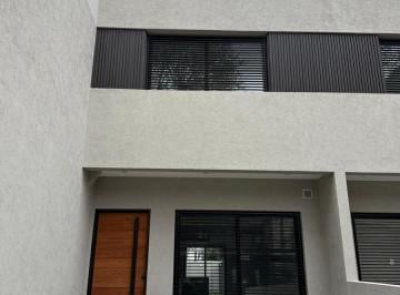 Casa · 160m² · 5 Ambientes · 1 Cochera · Triplex Premium a Estrenar 5 Ambientes - Cochera - Jardin
