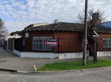 Casa de 3 ambientes, Tres de Febrero · Casa Impecable en Caseros en Esquina Muy Soleada con Jardin