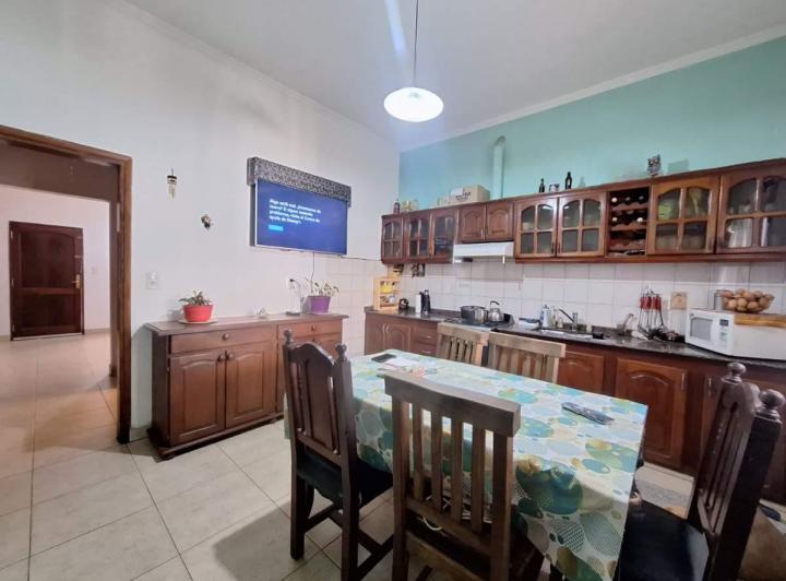 Casa · 214m² · 7 Ambientes · 1 Cochera