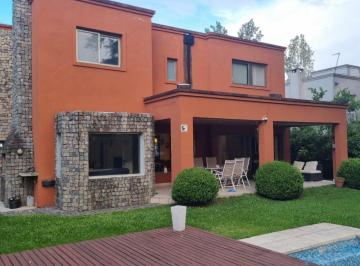 Casa · 240m² · 5 Ambientes · 5 Cocheras · Venta en Barrio Priv. Los 3 Coniles, 6 Ambientes, Piscina