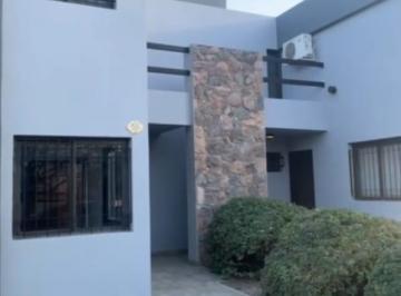 Casa · 140m² · 6 Ambientes · 1 Cochera · Alquilo Duplex 3 Dorm., B° Quebrada de Las Rosas