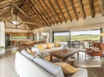 Casa · 330m² · 6 Ambientes · 1 Cochera · Casa en La Plantacion