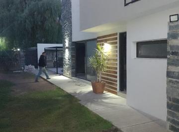 Propietario vendo casa de diseño en barrio privado Urquiza
Impecable condiciones · Vendo Casa de Diseño Barrio Privado Urquiza