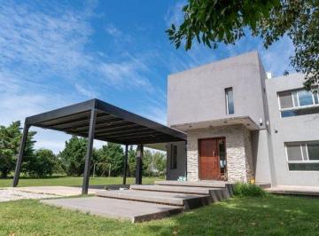 Casa · 237m² · 7 Ambientes · 2 Cocheras · Venta Casa con Pileta Frente Al Lago en Solares del Carcarañá - Pueblo Carcaraes