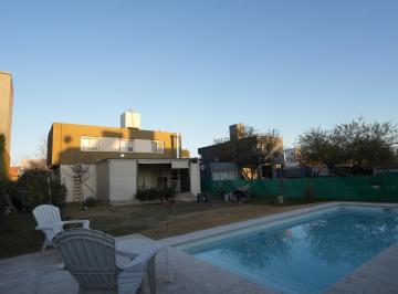 Casa · 156m² · 8 Ambientes · 2 Cocheras · Casa en Villa Catalina