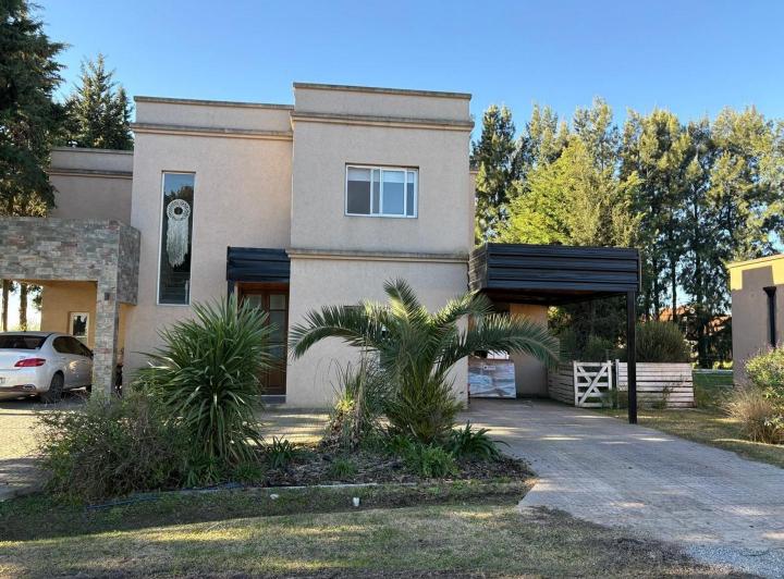 Casa · 210m² · 5 Ambientes · 2 Cocheras