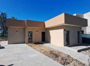 Casa · 150m² · 4 Ambientes · 1 Cochera · Casa Chalet en Venta en Santa Sofía, Pilar del Este, Pilar