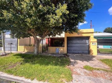 Casa de 4 ambientes, Berazategui · Venta de Casa 4 Ambientes Apta Credito con Parque y Pileta en Berazategui