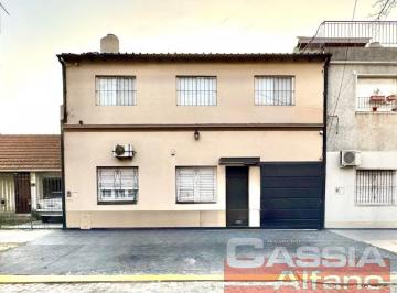 Casa · 185m² · 3 Ambientes · 1 Cochera · Casa Dos Plantas 3 Ambientes con Garage, Quincho, Terraza y Patios Impecable!