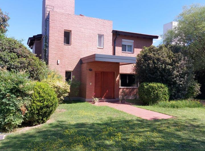 Casa · 275m² · 8 Ambientes · 2 Cocheras