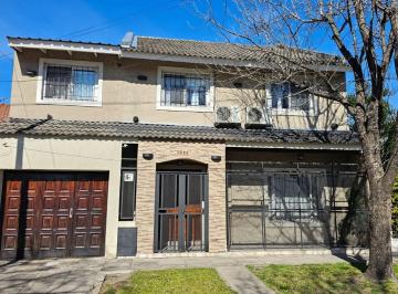 Casa · 238m² · 5 Ambientes · 1 Cochera · Impecable Chalet Refaccionado a Nuevo en Castelar Norte