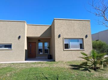 Casa · 162m² · 4 Ambientes · 1 Cochera · Casa en Venta en San Ramón, Pilar del Este, Pilar