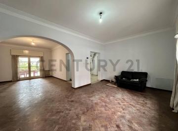 Casa · 304m² · 5 Ambientes · 1 Cochera · Venta - Lote con Casa Para Desarrollo (Pb + 10) o Institución | Mendoza 2900, Barrio Lourdes