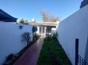 Casa · 80m² · 4 Ambientes · 1 Cochera · 136 E/ 33bis y 34 - Casa Tipo Duplex. Entrada de Auto y Quincho