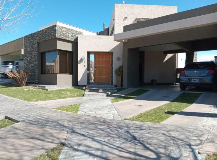 Casa · 333m² · 7 Ambientes · 1 Cochera