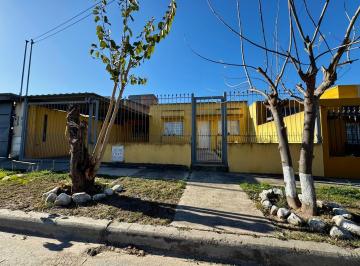 Casa · 85m² · 4 Ambientes · 1 Cochera · Casa en Los Perales