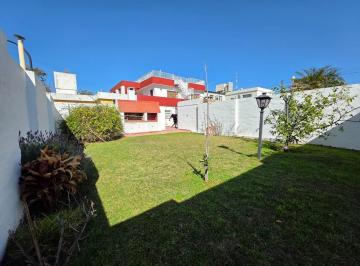 Casa · 275m² · 5 Ambientes · 2 Cocheras · Casa Apta Credito Venta 4 Dorm. 3 Baños Amplio Patio