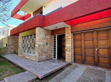 Casa · 275m² · 5 Ambientes · 2 Cocheras · Venta Casa 4 Dorm. 3 Baños Amplio Patio Apto Credito