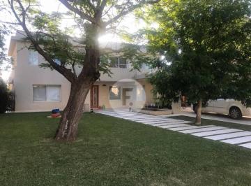 Casa · 247m² · 5 Ambientes · 2 Cocheras · Casa en Venta con Renta en La Lomada - Pilar