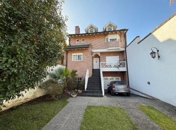 Casa · 365m² · 5 Ambientes · 4 Cocheras · Importante Casa en Lote de 8,66 X 64 con Parque y Piscina – Banfield Oeste