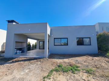 Casa · 141m² · 4 Ambientes · 3 Cocheras · Venta Casa 4 Ambientes en Santa Elena Pilar del Este