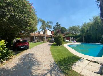 Casa · 139m² · 4 Ambientes · 4 Cocheras · Casa 4 Amb con Piscina y Jardín en Barrio Montecarlo, Pilar