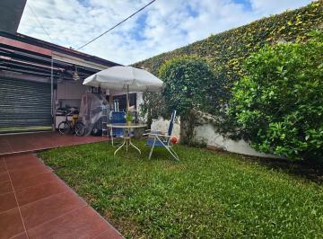 Casa · 73m² · 3 Ambientes · 1 Cochera · Casa 2 Dorm. con Jardín y Cochera – Tiro Suizo, Rosario