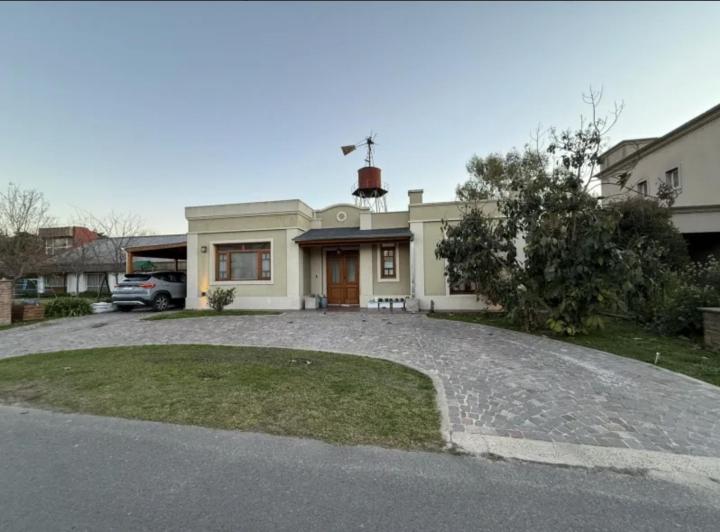 Casa · 200m² · 6 Ambientes · 4 Cocheras