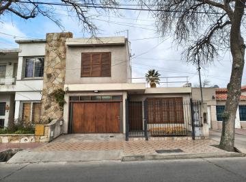 Casa de 6 ambientes, General San Martín · Casa en Venta - Centrica - Excelente Ubicación Apta Crédito Hipotecario
