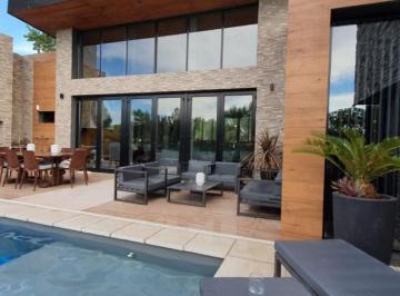 Casa · 249m² · 4 Dormitorios · 2 Cocheras · Venta Casa 4 Dorm. - Los Canales de Plottier