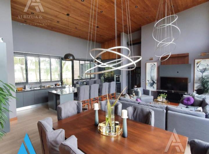 Casa · 249m² · 6 Ambientes · 2 Cocheras