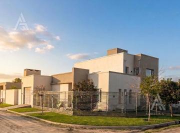 Casa · 240m² · 7 Ambientes · 5 Cocheras · Venta Casa en Fernandez Oro - 3 Dorm. - 2 Baños - Oficina - Jardin - Cocheras