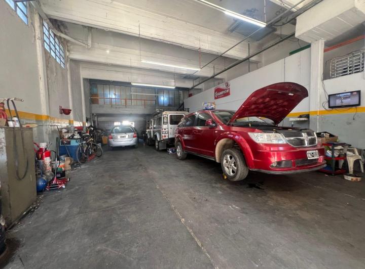 Local comercial · 233m²