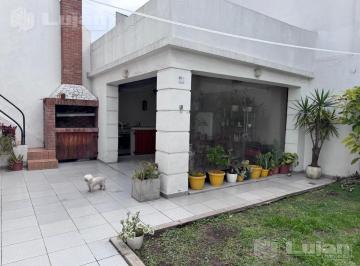Casa · 175m² · 4 Ambientes · 2 Cocheras · Venta Casa Barrio Naon con Patio, Quincho y Parrilla Gje X 2