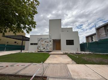 Casa · 192m² · 3 Dormitorios · 2 Cocheras · Casa de 3 Dorm. en Venta en B° Milcayac 1