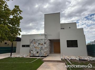 Casa · 192m² · 3 Dormitorios · 2 Cocheras · Casa de 3 Dorm. en Venta en B° Milcayac 1