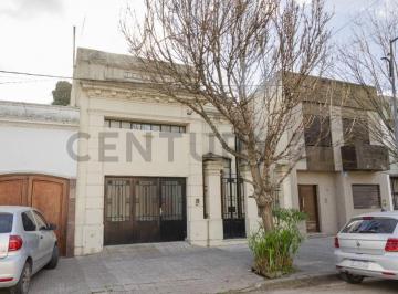 Casa · 250m² · 4 Dormitorios · 1 Cochera · Casa 4 Dorm. en Venta - La Plata (Calle 67 E/6 y 7)