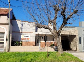 Casa · 137m² · 3 Dormitorios · 1 Cochera · Casa con Amplio Terreno 1° de Mayo 6600