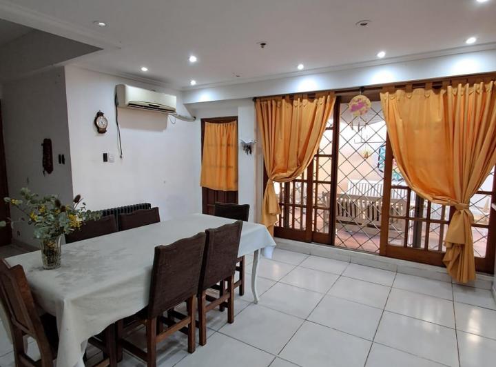 Casa · 230m² · 6 Ambientes · 1 Cochera
