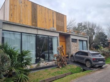 Casa · 240m² · 5 Ambientes · 2 Cocheras · Casa 4 Ambientes Apta Crédito 1 Año Antiguedad