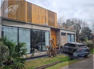 Casa · 240m² · 5 Ambientes · 2 Cocheras · Casa 4 Ambientes Apta Crédito 1 Año Antiguedad