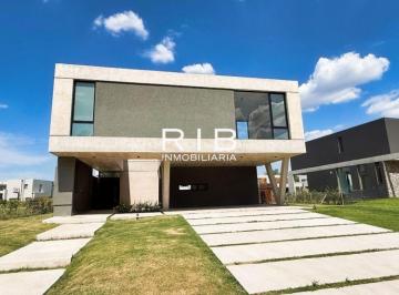 Casa de 5 ambientes Venta USD 698.000 · Excelente Propiedad Moderna con 4 Suites - Acepta Financiación o Permuta