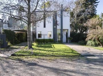 Casa · 140m² · 4 Ambientes · 1 Cochera · Casa en Venta en El Pato