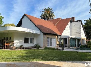 Casa · 434m² · 5 Ambientes · 2 Cocheras · Importante Casa Sobre Lote de 1200 m²