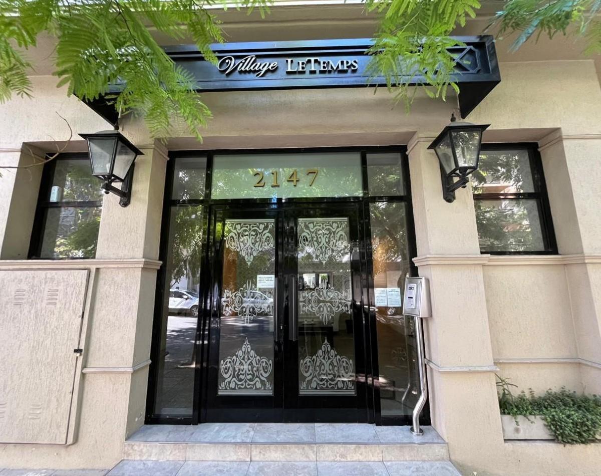 Excelente departamento de 2 ambientes con opciona de cochera en el edificio de categoría a metros de la Plaza Mitre